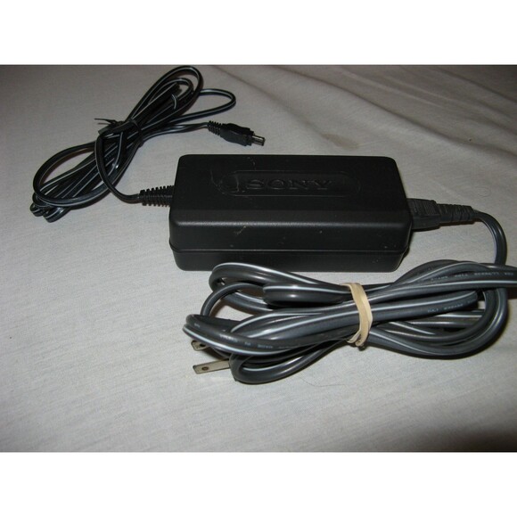 Sony Handycam CCD-TR67 8mm Camcorder w Battery  Power Adapter Bag & Instructions - Picture 9 of 13